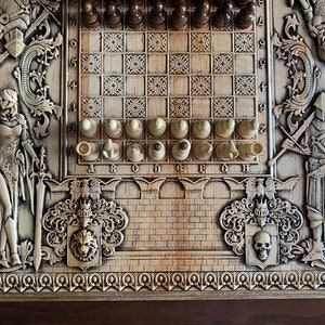 Op de afbeelding: Een houten schaakbord met ingewikkelde houtsnijwerk van ridders, een vrouw met een zwaard en een leeuw. Het bord heeft een lichtbruine afwerking en een traditioneel schaakbordpatroon. De schaakstukken zijn in de beginpositie geplaatst.