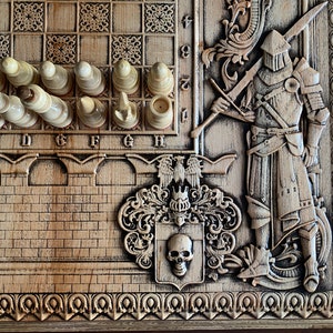 Op de afbeelding: Een houten schaakbord met ingewikkelde houtsnijwerk van een ridder, een wapenschild en een schedel. Het bord heeft een lichtbruine afwerking en is versierd met een rand van kleine cirkels. De schaakstukken zijn wit en zijn op het bord gerangschikt.