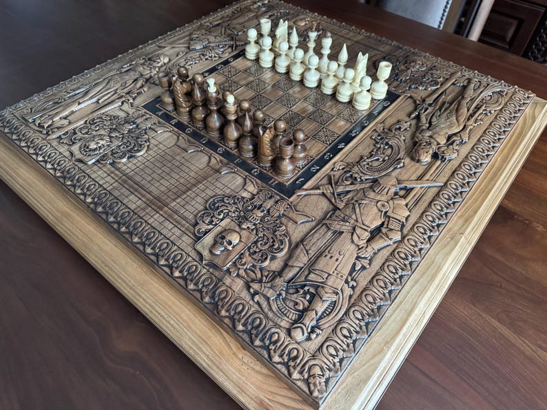 K&ouml;nnte beinhalten: Ein detailliertes Schachspiel aus Holz mit aufwendig geschnitzten Figuren und einem passenden Brett. Das Brett hat ein dunkles Raster zum Spielen und aufwendige Reliefs von Rittern, Schilden und mittelalterlichen Bildern. Die Schachfiguren sind in Elfenbein und Dunkelbraun.