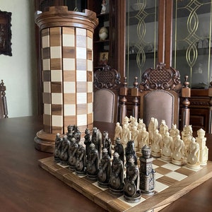 Mittelalterliches Schach-Set: Faltbares Schachbrett mit Burgturm-Aufbewahrung