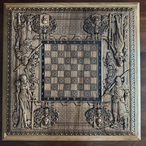 K&ouml;nnte beinhalten: Ein h&ouml;lzernes Schachbrett mit aufwendigen Schnitzereien. Das Brett zeigt detaillierte Reliefskulpturen von Rittern, Figuren und heraldischen Elementen. Das zentrale Spielfeld ist ein Standard-8x8-Raster.