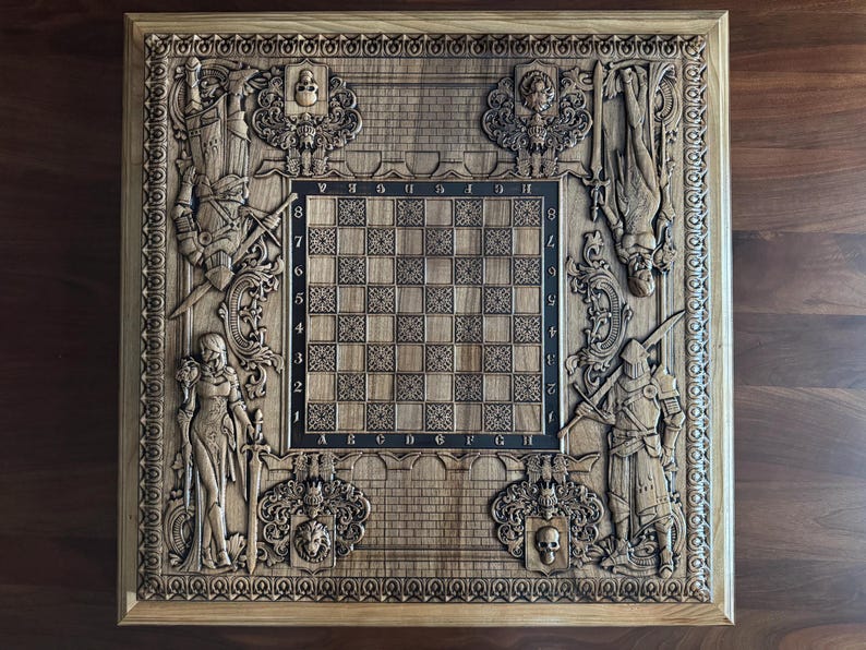 K&ouml;nnte beinhalten: Ein h&ouml;lzernes Schachbrett mit aufwendigen Schnitzereien. Das Brett zeigt detaillierte Reliefskulpturen von Rittern, Figuren und heraldischen Elementen. Das zentrale Spielfeld ist ein Standard-8x8-Raster.