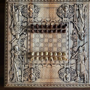 Op de afbeelding: Een houten schaakbord met ingewikkelde houtsnijwerk van ridders en andere figuren. Het bord is klaar voor een potje schaken met de stukken op hun plaats.