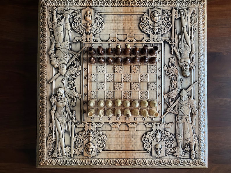 Op de afbeelding: Een houten schaakbord met ingewikkelde houtsnijwerk van ridders en andere figuren. Het bord is klaar voor een potje schaken met de stukken op hun plaats.