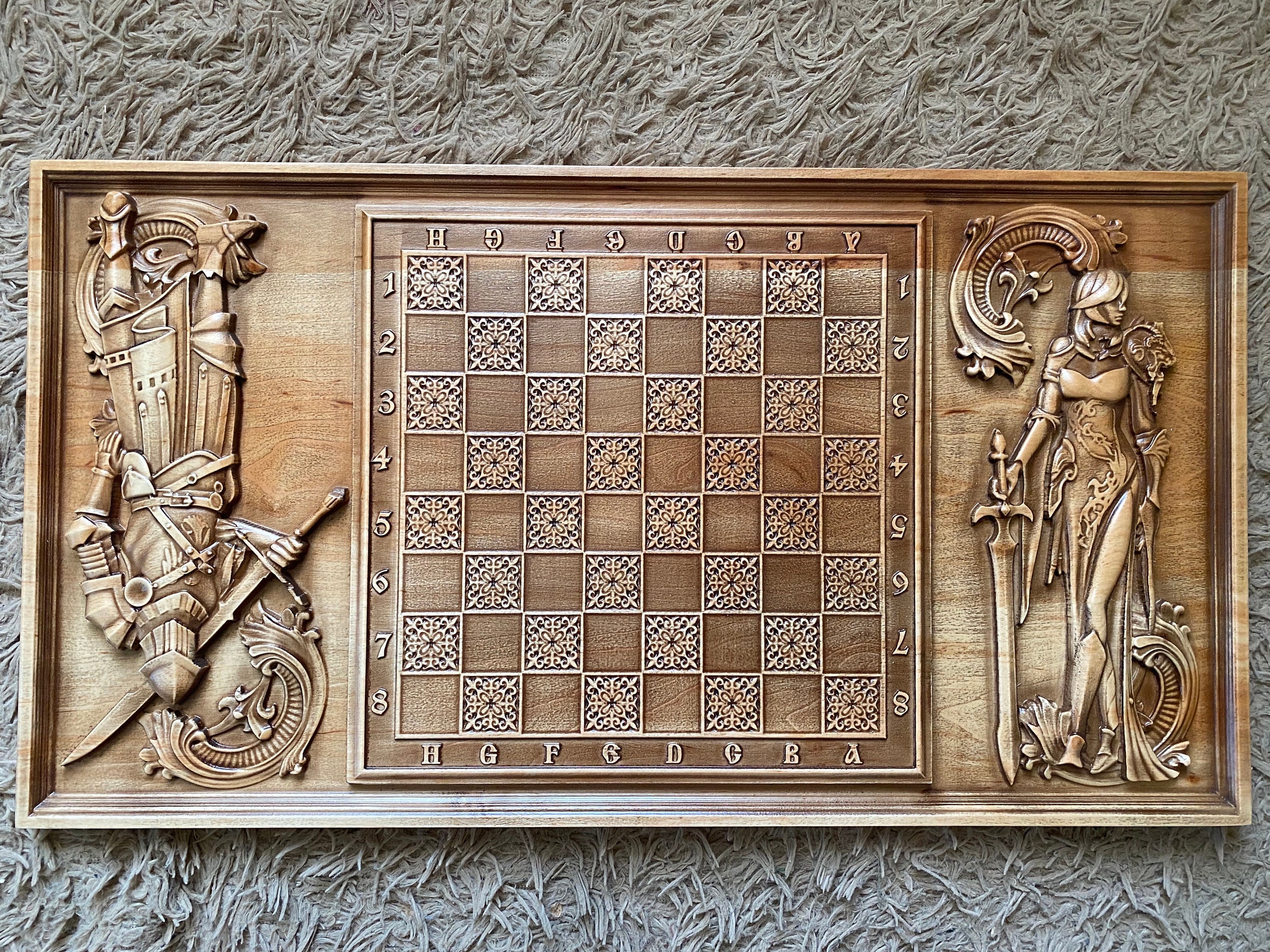 カルパティアの木彫りチェスセット：オリジナルの騎士デザイン