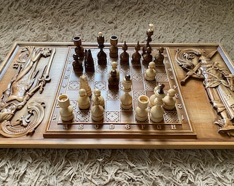 カルパティアの木彫りチェスセット：オリジナルの騎士デザイン