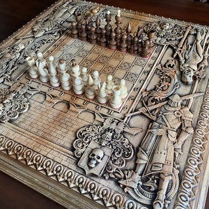 Op de afbeelding: Een houten schaakbord met ingewikkelde houtsnijwerk van ridders, draken en andere mythische wezens. Het bord is gemaakt van licht hout en heeft een donkerbruine vlek. De schaakstukken zijn gemaakt van wit en bruin hout en staan in de beginpositie op het bord.
