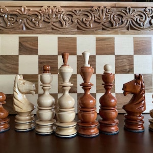 Handgeschnitzte Schachfiguren aus Holz, Schachset aus Holz, Schachset. Schachfiguren aus Holzschnitzerei, Schachfigurenset, handgefertigtes Schachset aus Holz
