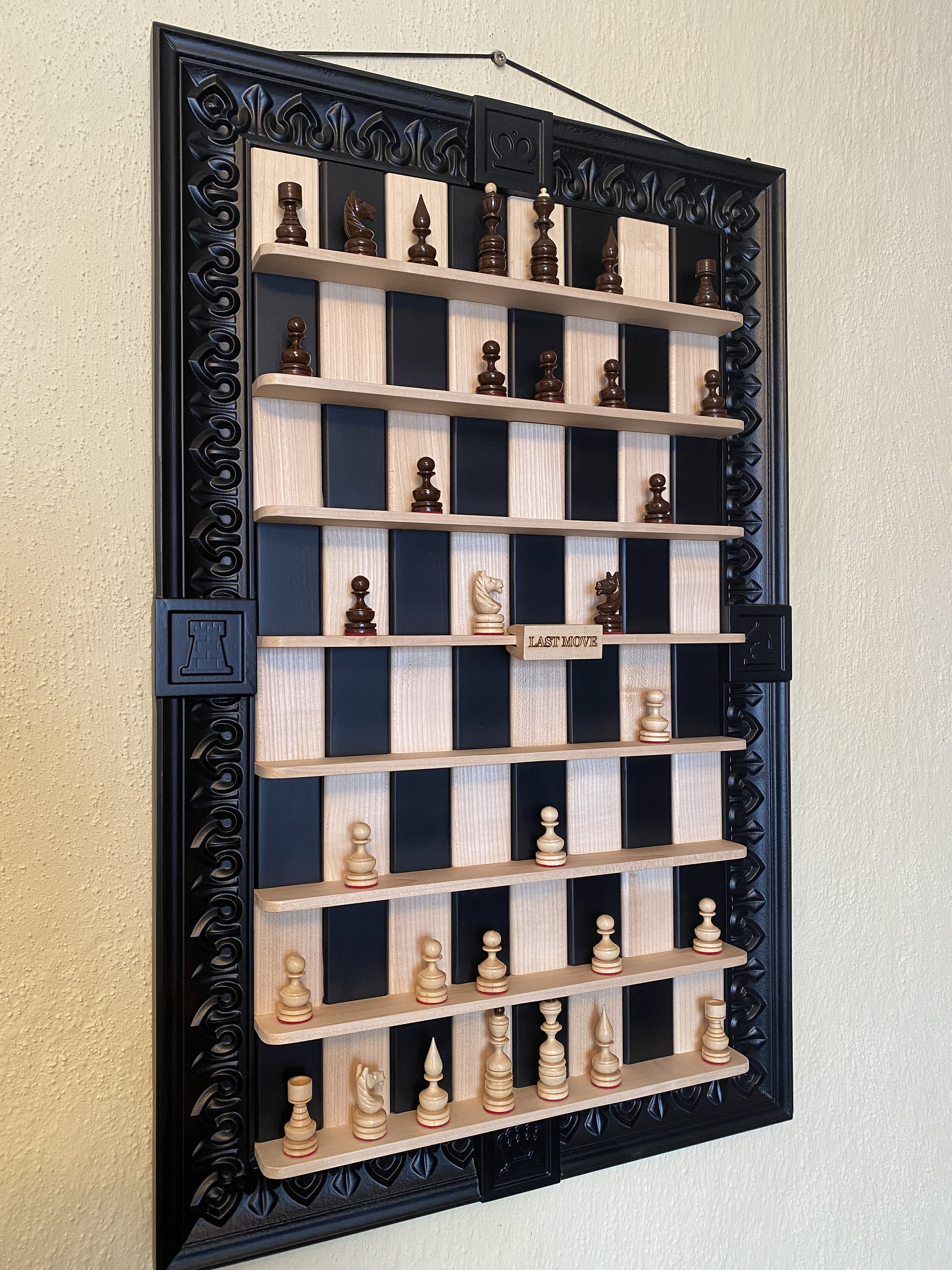 手作りの縦型チェスセット：彫刻された壁掛けボード - Etsy 日本