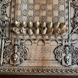Op de afbeelding: Een houten schaakbord met ingewikkelde houtsnijwerk van ridders en andere figuren. Het bord is gemaakt van licht hout en heeft een donkere houten rand. De schaakstukken zijn wit en zijn op het bord in een beginpositie gerangschikt. Het bord heeft letters A tot en met H en nummers 1 tot en met 8 erop gedrukt.