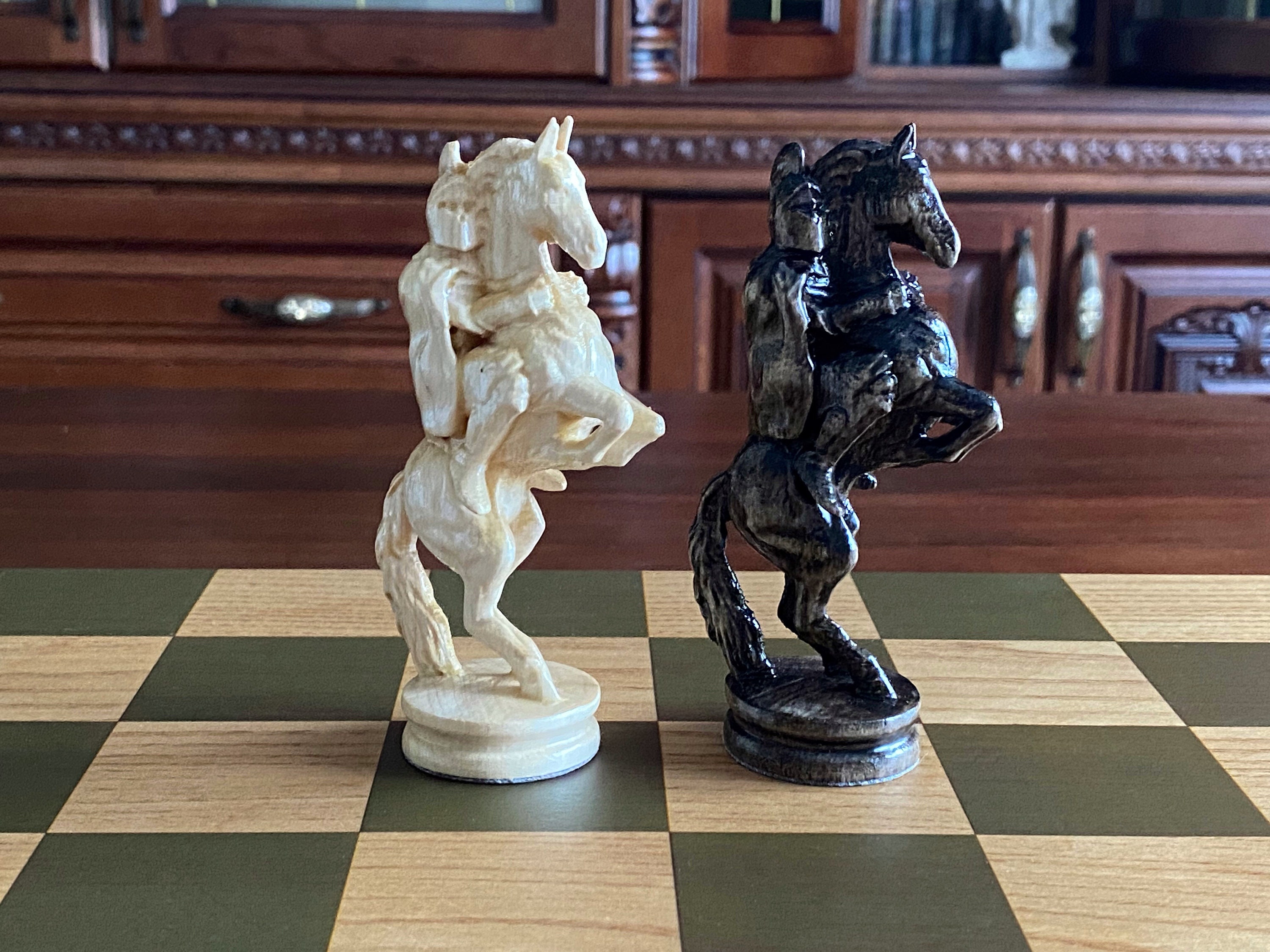 木製馬の彫刻とチェスの駒セット
