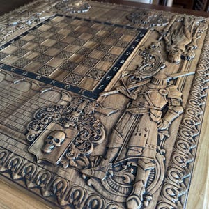 K&ouml;nnte beinhalten: Ein detailliertes Schach- und Backgammonbrett aus Holz mit aufwendigen Schnitzereien. Das Brett verf&uuml;gt &uuml;ber ein Schachraster, ein Backgammon-Layout und detaillierte Reliefschnitzereien von Rittern, heraldischen Symbolen und dekorativen Bord&uuml;ren.