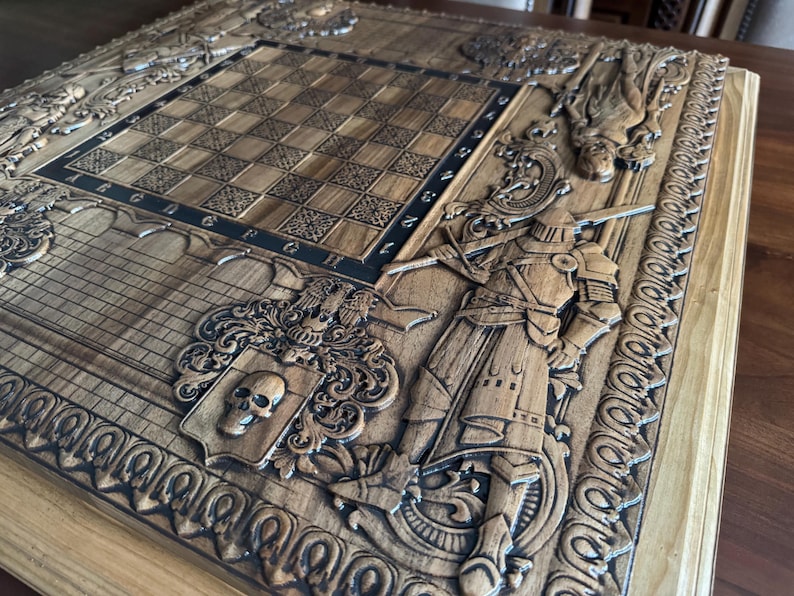 K&ouml;nnte beinhalten: Ein detailliertes Schach- und Backgammonbrett aus Holz mit aufwendigen Schnitzereien. Das Brett verf&uuml;gt &uuml;ber ein Schachraster, ein Backgammon-Layout und detaillierte Reliefschnitzereien von Rittern, heraldischen Symbolen und dekorativen Bord&uuml;ren.