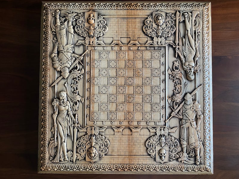Op de afbeelding: Een houten schaakbord met ingewikkelde houtsnijwerk van ridders, zwaarden en schilden. Het bord is gemaakt van lichtbruin hout en heeft een donkerbruine rand. Het schaakbord is versierd met een bloemmotief en heeft een schedel in het midden.