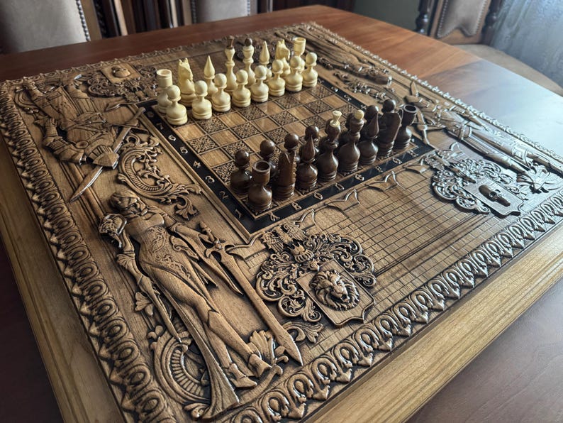 K&ouml;nnte beinhalten: Ein detailliertes Schachspiel aus Holz mit aufwendig geschnitzten Figuren und einem Brett. Das Brett hat ein Raster zum Spielen mit hellen und dunklen Feldern. Das Set enth&auml;lt helle und dunkle Schachfiguren, bereit f&uuml;r ein Spiel.