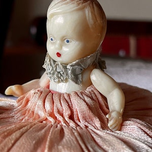 Vintage stoffen container met handgenaaide bloemen en popknop (jaren 10-1920)