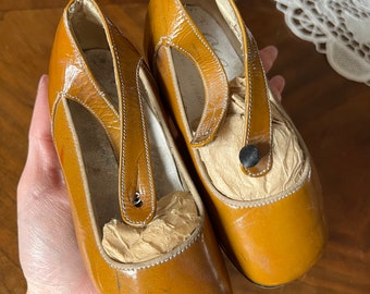 Very old vintage Italian made child pair of shoes, real leather, size 22, in beautiful condition, Henny Creazioni Italiana