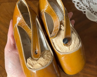 Very old vintage Italian made child pair of shoes, real leather, size 22, in beautiful condition, Henny Creazioni Italiana