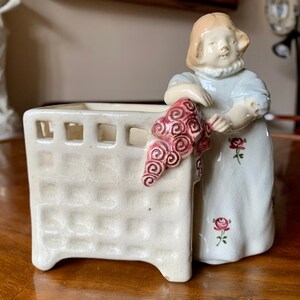 Antique Goldscheider smaltato dipinto a mano cesto in ceramica traforata, bambina con rose stilizzate, jugendstil stile art nouveau, 1900 - 1910s