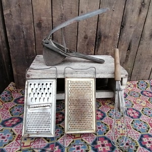Cucina retrò vintage utensili in legno di ferro metallico, pressa per patate, frusta, due file, dell'era prima della seconda guerra mondiale, Ungheria, set di 4 articoli