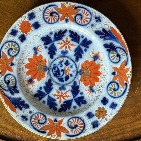 Antique Fisher & Mieg, assiette de taille dessert Pirkenhammer avec motif de style Imari, décoration bleue coulissante sous glaçure surpeinte à la main, années 1890