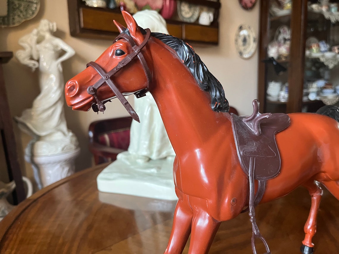  Vintage Retro Equestrienne Barbie 1977 Original Brown Plastic Horse Illustration 