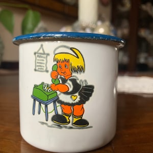 Vintage retro emaillierte Metallbecher, Bonyhad Ungarn, 1970er Jahre, süße Mädchenfigur mit Telefon, ein echtes Vintage-Schmuckstück für Ihre Sammlung