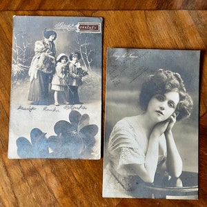 Cartões postais antigos com fotografias vintage escritos à mão e postados em 1909 em Budapeste, com May de Souza e o outro com uma pequena família