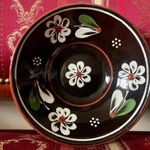 Vintage Retro Mitte des Jahrhunderts ungarische Keramik Steingut Majolika Hand bemalt tiefe Wandplatte, schwarz braun grün weiß Blumenmuster, 1960er Jahre