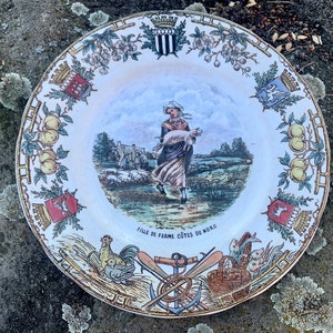 Antique French Sarreguemines Utzschneider faience “Types Bretons” dessert size plate, beautifully aged display piece, around 1870 - 1890