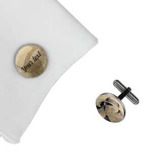 Peut inclure: Une paire de boutons de manchette avec un motif or et noir. Un bouton de manchette présente le texte "Your text" et l'autre bouton de manchette présente une image en noir et blanc d'une femme portant un chapeau.