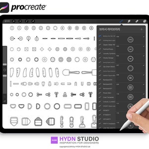 Puede incluir: Una ilustración digital de varios botones, cremalleras y otros herrajes para ropa y accesorios. La imagen se muestra en la pantalla de una tableta con un lápiz digital. La pantalla muestra una lista de categorías para las ilustraciones, que incluyen "Buttons Assortment Set 140", "Zipper Slider 98", "Fashion Pieces", "Laundry Symbols", "Hoody Design", "Zip Chain Stitch", "Fashion Figure Woman", "Backpack 03", "Backpack 02", "Backpack 01", "Poses Men", "Coat Template", "Casual Classic", "FORITY Mesh", "SPORTY", "TWINTY", "SITHIRTY", "FIFTY Snapback" y "LOW PRO SITHIRTY".