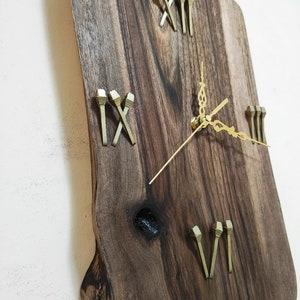 Handgemachte Nussbaum Holzuhr, Rustikale Dorfuhr, Silent Quartz