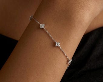 繊細な花とクローバーのチャームブレスレット、ミニマルな星型キュービックジルコニアジュエリー