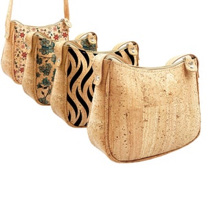 Kleine Korktasche natur mit schwarzem, ökologischer Korkbeutel mit geometrischem Aufdruck