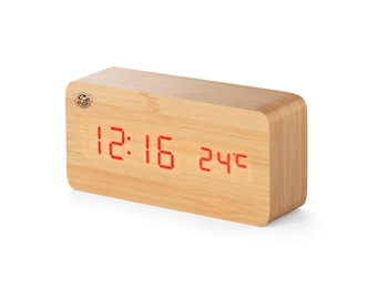 Gepersonaliseerde houten digitale wekker, kantoordecor op tafel