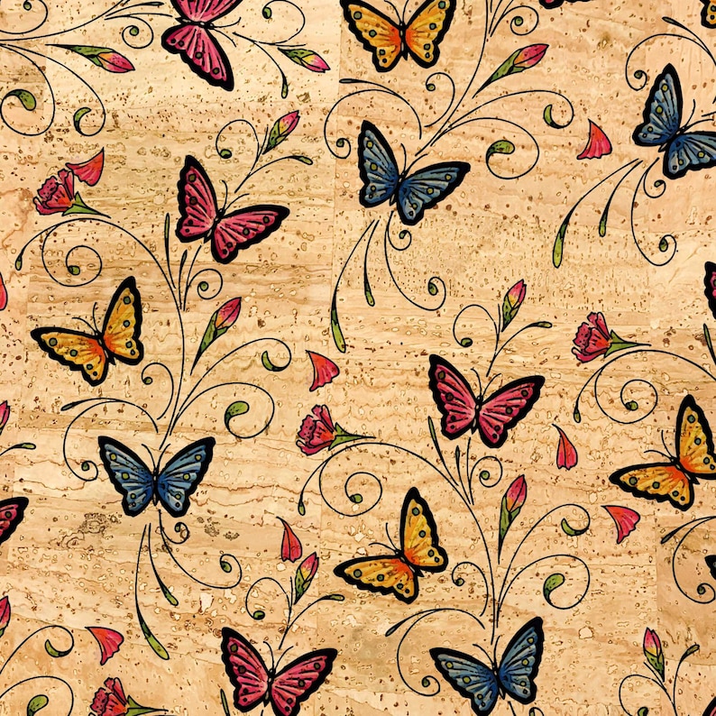 Op de afbeelding: Een naadloos patroon met kleurrijke vlinders met ingewikkelde vleugelontwerpen op een kurk achtergrond. De vlinders zijn in tinten roze, blauw, geel en oranje, en worden omringd door delicate bloemenslingers.