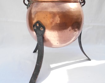 vintage Français chaudron en cuivre martelé fait main avec pieds trépied, chaudron en cuivre à feu ouvert avec pieds trépied et poignée de suspension