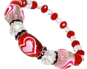 No, Pandora non sta regalando bracciali per la festa della donna: è l