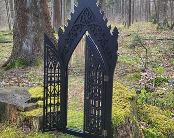 Miroir gothique avec porte ornementée