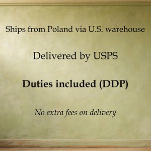 K&ouml;nnte beinhalten: Text auf einer strukturierten, olivgr&uuml;nen Wand. Der Text lautet: "Versand aus Polen &uuml;ber US-Lager", "Geliefert von USPS", "Z&ouml;lle enthalten (DDP)" und "Keine zus&auml;tzlichen Geb&uuml;hren bei der Lieferung."