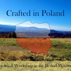 K&ouml;nnte beinhalten: Landschaftsfoto mit blauem Himmel und H&uuml;geln. Das Bild zeigt eine stilisierte Umrisslinie Polens mit dem Text "Crafted in Poland" und "by a Small Workshop in the Beskid Mountains". Die Farben der polnischen Flagge sind integriert.