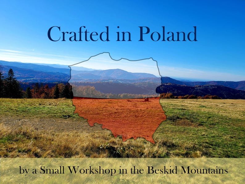 K&ouml;nnte beinhalten: Landschaftsfoto mit blauem Himmel und H&uuml;geln. Das Bild zeigt eine stilisierte Umrisslinie Polens mit dem Text "Crafted in Poland" und "by a Small Workshop in the Beskid Mountains". Die Farben der polnischen Flagge sind integriert.