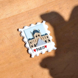 Imán de recuerdo de París, Francia. Imán para nevera con sello postal esculpido a mano. Regalos de viaje personalizados.