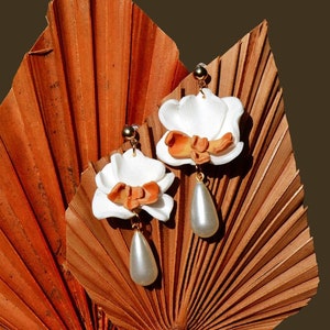 Pendientes de orquídea hechos a mano: arcilla esculpida, perla colgante