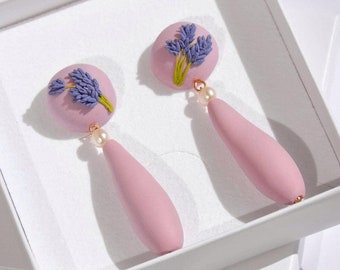 Pendientes de flor de lavanda hechos a mano: arcilla polimérica morada, perla de agua dulce