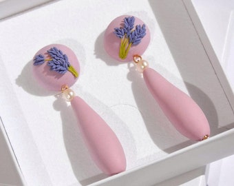 Pendientes de flores de lavanda, Pendientes de perlas moradas de lavanda, Pendientes florales elegantes, Pendientes de arcilla polimérica llamativos