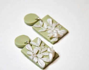 Calla lilly earrings, flower clay earrings, sage green earrings, spirng earrings, floral earrings