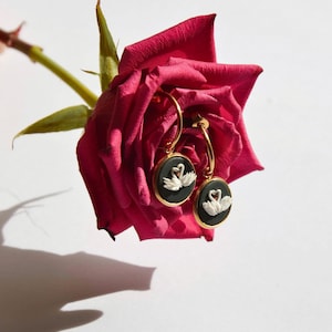 Vintage Schwan Ohrringe: Handgefertigte Polymer Clay, Goldschmuck