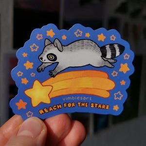Greif nach dem Sternen Waschbär / Sternschnuppe Matt Vinyl Aufkleber | wasserdichtes Laptop Hydroflask Journal Skizzenbuch Cute Silly
